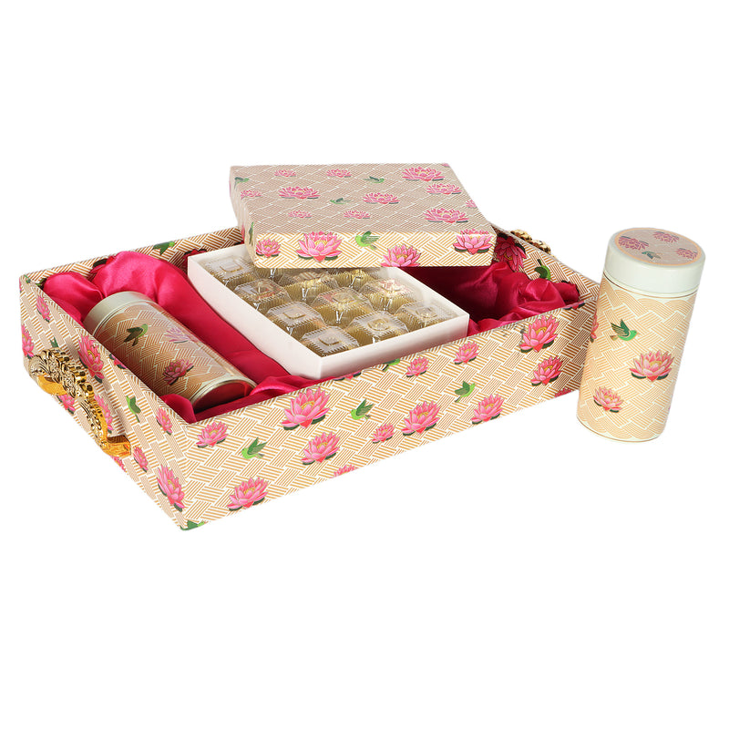 Floral MDF Hamper with 2 printed tins & 12 cavity Buy From Nice Packaging. Dimensions: 16*10*3.5 Inches, Material: MDF, Color: Beige/Pink